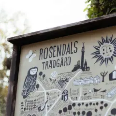 Karta över Rosendals Trädgård med illustrationer av en uggla, fjäril och sol. Perfekt för gratis aktiviteter i Stockholm.
