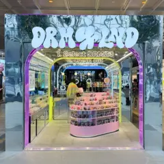 En unik butik i Stockholm, DRMZLAND, med ett stort utbud av färgglada tillbehör.