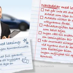 Man håller upp bilnycklar, bredvid en lista över fördelar och nackdelar med leasing. Leasing kostnad kan vara en faktor att överväga.