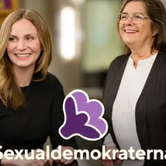Två leende kvinnor, en yngre och en äldre, med en logotyp och texten "Sexualdemokraterna". De kan vara involverade i sexolog utbildning.