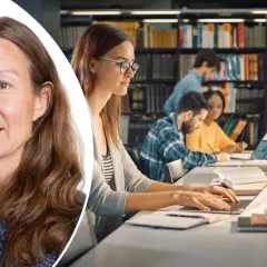 Kvinna ler, bakgrund med studenter som pluggar i bibliotek. Möjligheter för bibliotekarie utbildning distans.