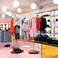 Färgglad butik i Stockholm med skyltdockor som visar kläder och accessoarer.