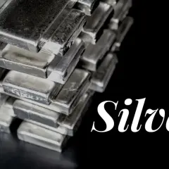 En stapel silverförpackningar, redo att investera i silver på Avanza.