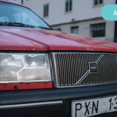 Röd Volvo med annons om billån med restskuld.