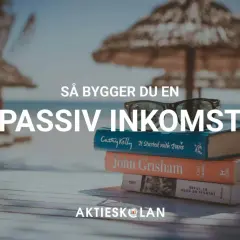 En hög med böcker och solglasögon på en strand, med texten "Så bygger du en passiv inkomst Sverige".
