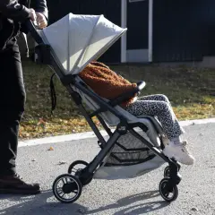 En person med barn i barnvagn njuter av utomhusaktiviteter i Stockholm.