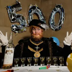 Gustav Vasa, the musical, firar 500 år med ballonger och snaps. En skäggig man i historisk dräkt poserar glatt.