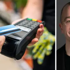Kort dras genom betalterminal, en man med glasögon ler. Direkt avkastning på köpet.
