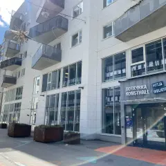 Modern byggnad med balkonger och stora fönster. Skylten "BOTKYRKA KONSTHALL" syns tydligt.