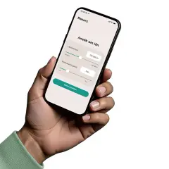 En hand håller en mobiltelefon där appen "Resurs" visar en ansökan om lån. Här kan man välja lånebelopp och återbetalningstid, vilket är ett sätt att se hur man får låna ut pengar privat.