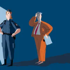En utredare polisen står i strålkastarljus, bredvid en man med krona som kliar sig i huvudet.