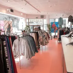 En ljus second hand-butik med kläder på galgar och skyltdockor. Kanske hittar du dina nästa humana second hand lediga jobb här!