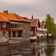 Radhus längs en kanal, en vacker vy på vägen från Falun till Stockholm.