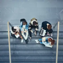 Studenter sitter på trappan och förbereder sig för sitt sat test i Sverige.
