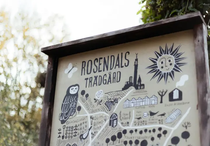 Karta över Rosendals Trädgård med illustrationer av en uggla, fjäril och sol. Perfekt för gratis aktiviteter i Stockholm.