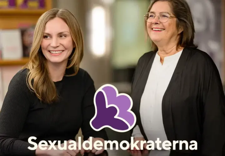 Två leende kvinnor, en yngre och en äldre, med en logotyp och texten "Sexualdemokraterna". De kan vara involverade i sexolog utbildning.