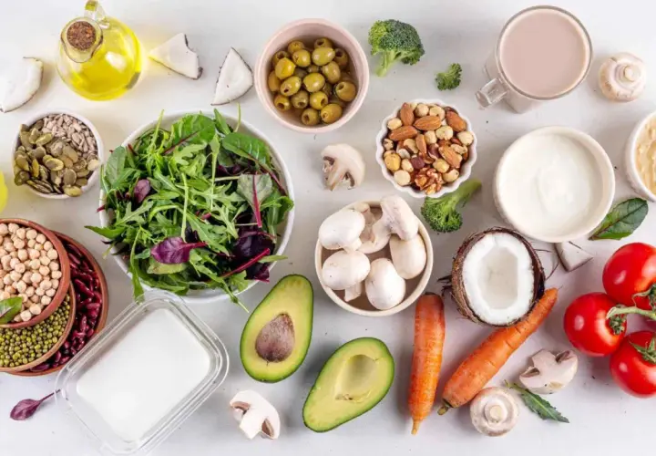 En kostrådgivare jobb kan innebära att inspirera till en hälsosam livsstil med dessa färska ingredienser: grönsaker, nötter, frön, frukt och mejeriprodukter.