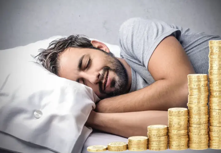 Man sover lugnt bredvid en växande stapel mynt, en dröm om passiva inkomster som blir verklighet.