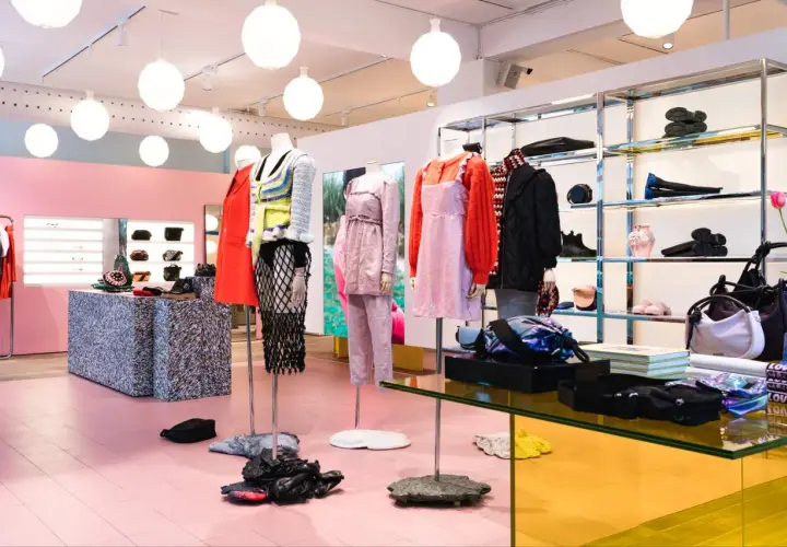 Färgglad butik i Stockholm med skyltdockor som visar kläder och accessoarer.
