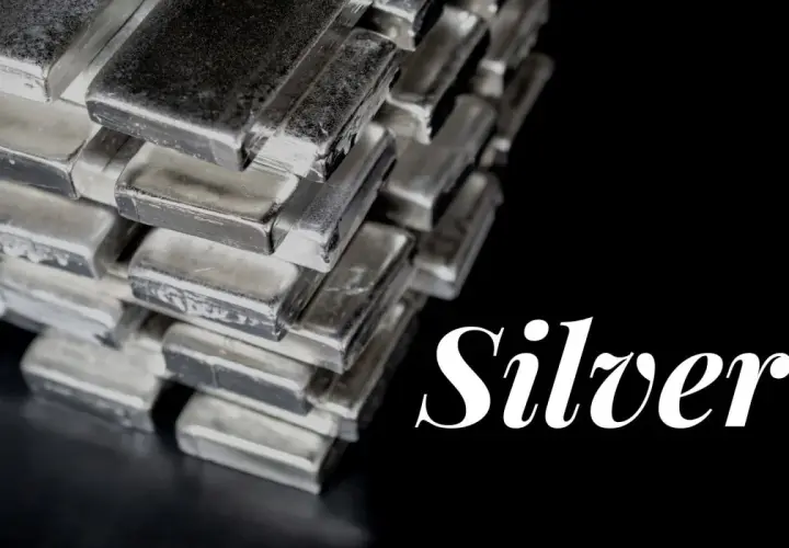 En stapel silverförpackningar, redo att investera i silver på Avanza.