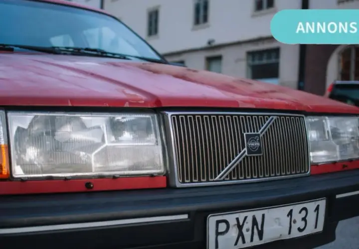 Röd Volvo med annons om billån med restskuld.