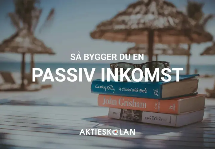 En hög med böcker och solglasögon på en strand, med texten "Så bygger du en passiv inkomst Sverige".