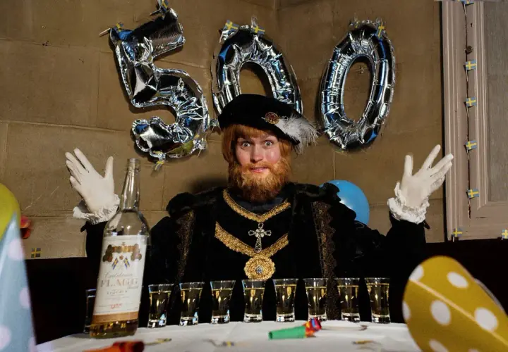 Gustav Vasa, the musical, firar 500 år med ballonger och snaps. En skäggig man i historisk dräkt poserar glatt.