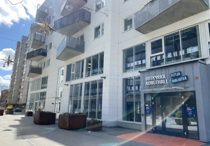 Modern byggnad med balkonger och stora fönster. Skylten "BOTKYRKA KONSTHALL" syns tydligt.