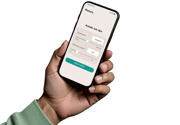En hand håller en mobiltelefon där appen "Resurs" visar en ansökan om lån. Här kan man välja lånebelopp och återbetalningstid, vilket är ett sätt att se hur man får låna ut pengar privat.