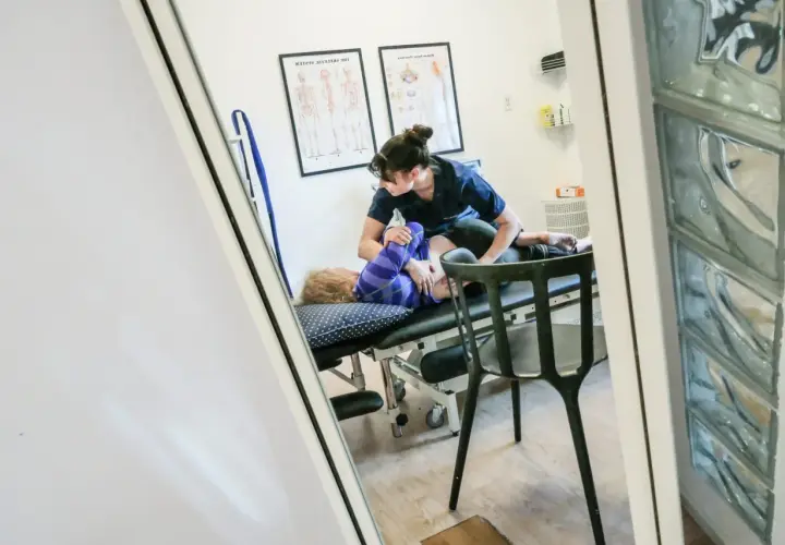 En naprapatutbildning ger kunskapen att hjälpa patienter. Här ses en naprapat som behandlar en patient på en brits.