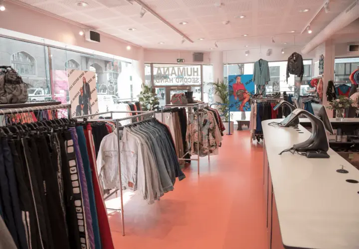 En ljus second hand-butik med kläder på galgar och skyltdockor. Kanske hittar du dina nästa humana second hand lediga jobb här!