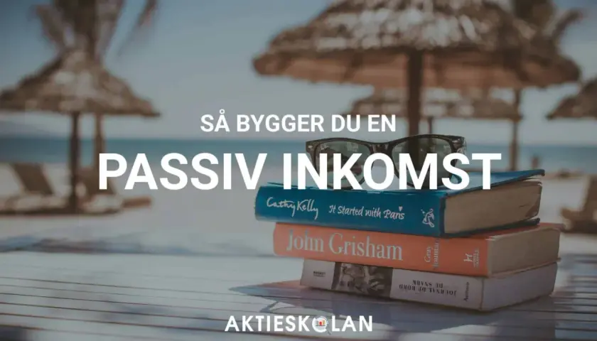 En hög med böcker och solglasögon på en strand, med texten "Så bygger du en passiv inkomst Sverige".