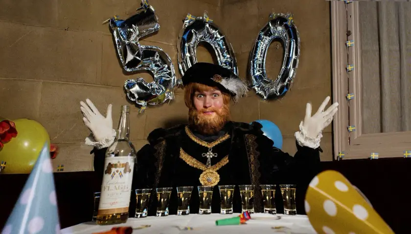 Gustav Vasa, the musical, firar 500 år med ballonger och snaps. En skäggig man i historisk dräkt poserar glatt.