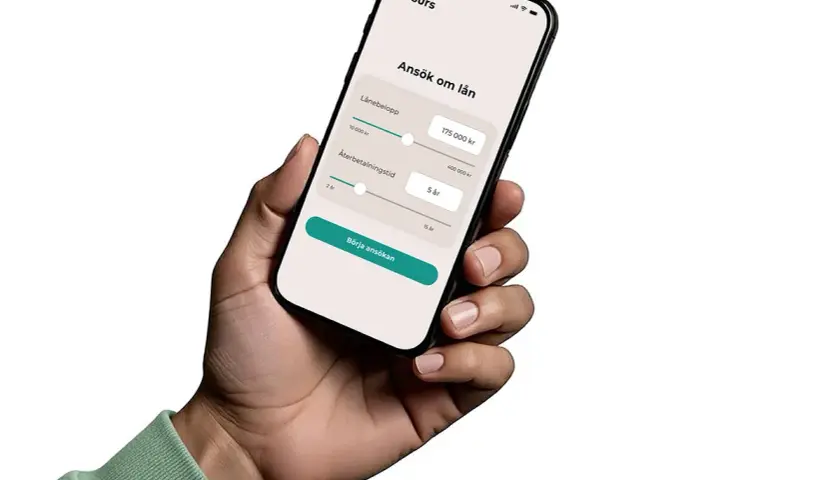 En hand håller en mobiltelefon där appen "Resurs" visar en ansökan om lån. Här kan man välja lånebelopp och återbetalningstid, vilket är ett sätt att se hur man får låna ut pengar privat.