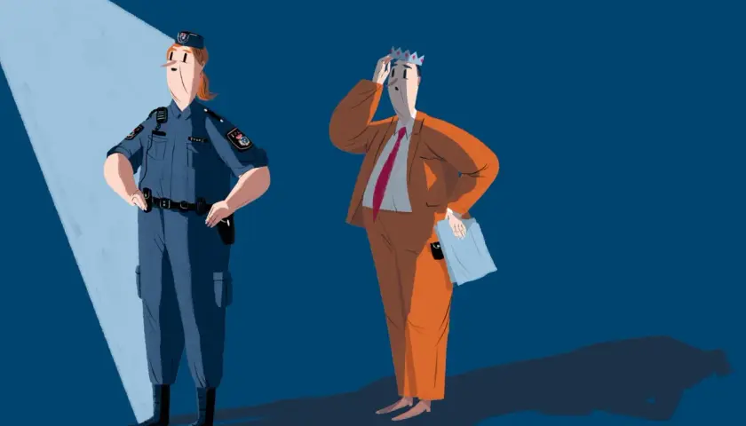 En utredare polisen står i strålkastarljus, bredvid en man med krona som kliar sig i huvudet.