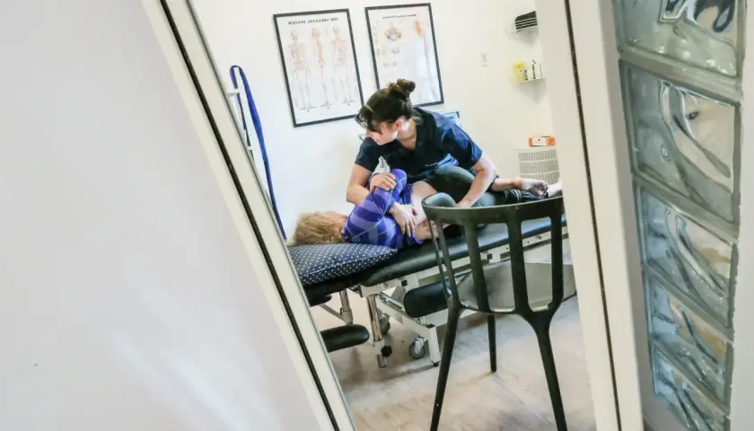 En naprapatutbildning ger kunskapen att hjälpa patienter. Här ses en naprapat som behandlar en patient på en brits.