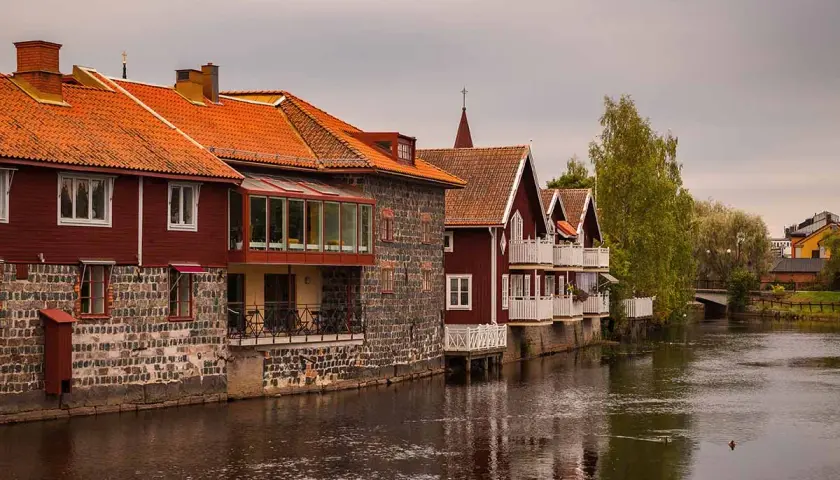 Radhus längs en kanal, en vacker vy på vägen från Falun till Stockholm.