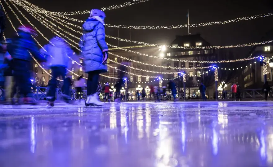 Kungsträdgårdens isbana – din guide till skridskoåkning i city