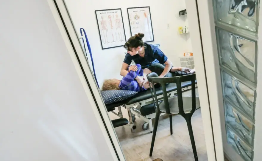 Bli naprapat - Din guide till utbildning och yrkesliv