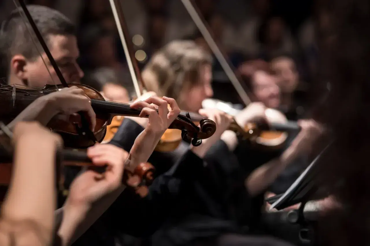 Musiker spelar fiol under en klassisk konsert i Stockholm.