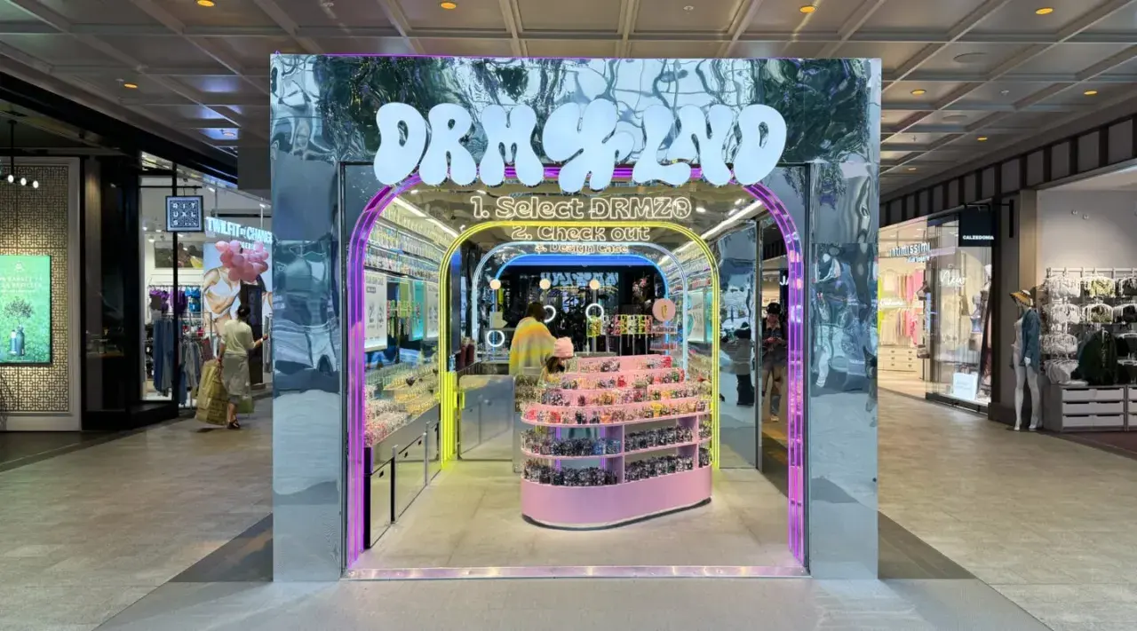 En unik butik i Stockholm, DRMZLAND, med ett stort utbud av färgglada tillbehör.