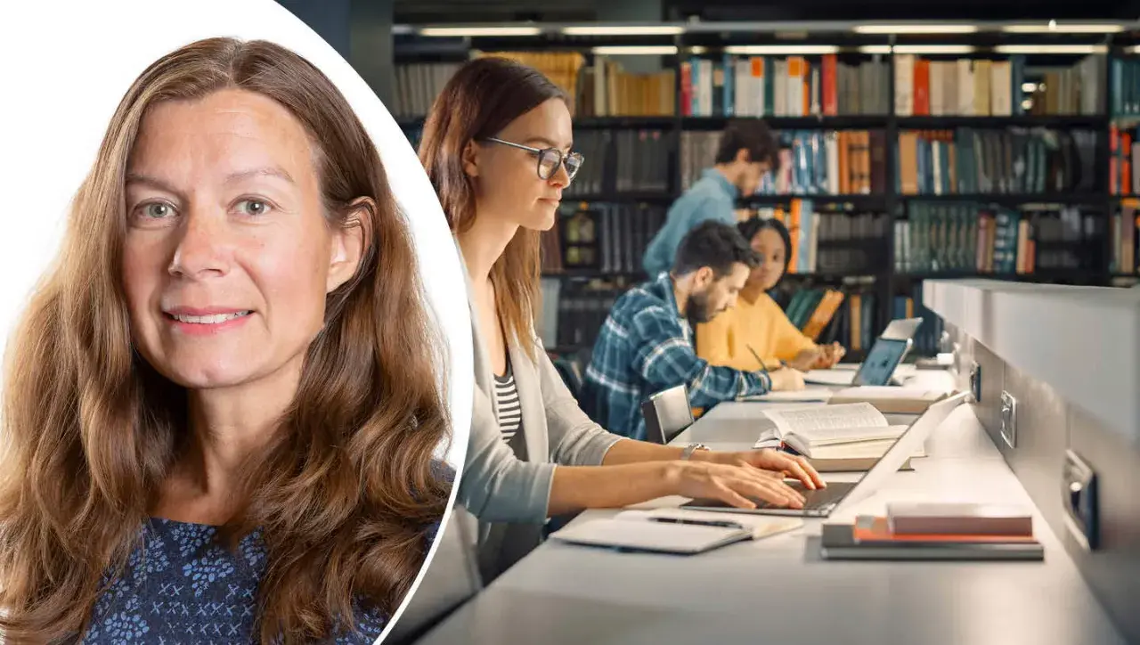Kvinna ler, bakgrund med studenter som pluggar i bibliotek. Möjligheter för bibliotekarie utbildning distans.