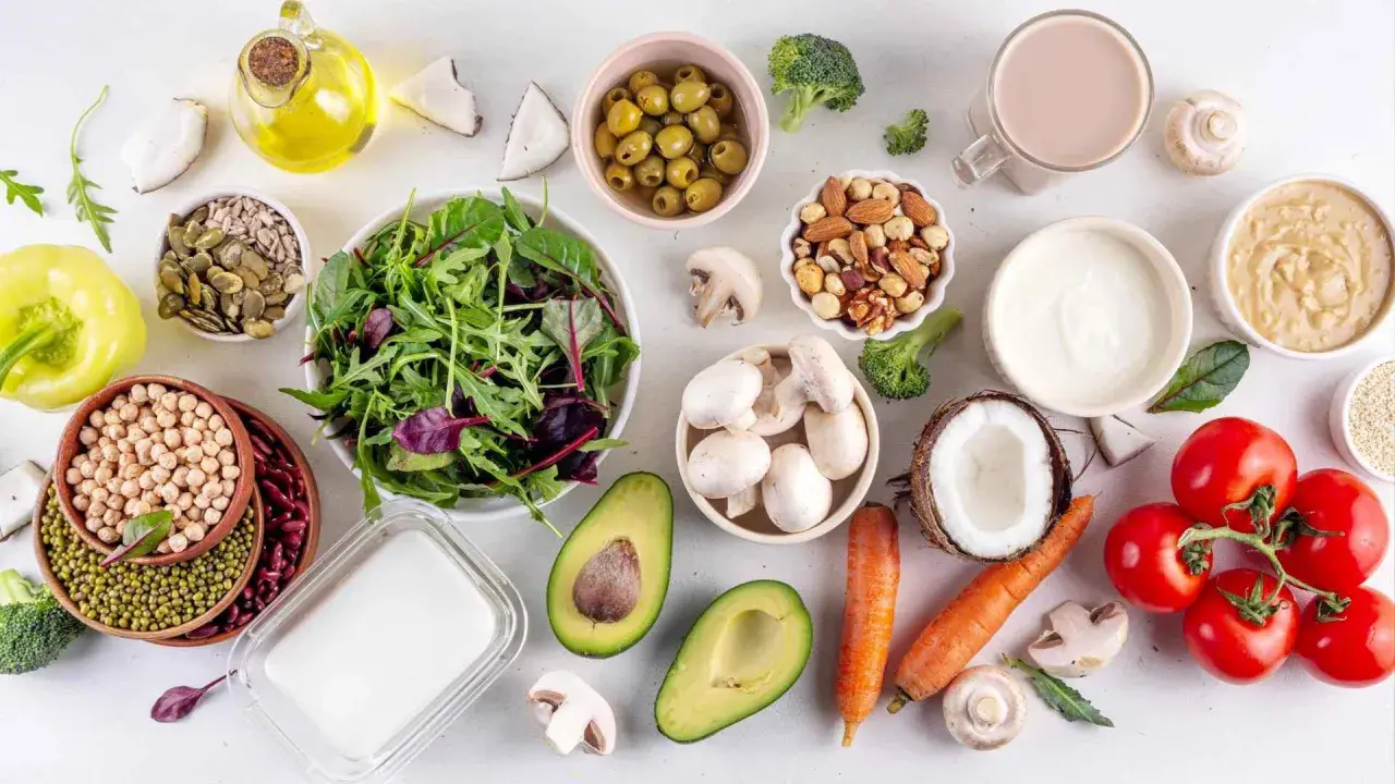 En kostrådgivare jobb kan innebära att inspirera till en hälsosam livsstil med dessa färska ingredienser: grönsaker, nötter, frön, frukt och mejeriprodukter.