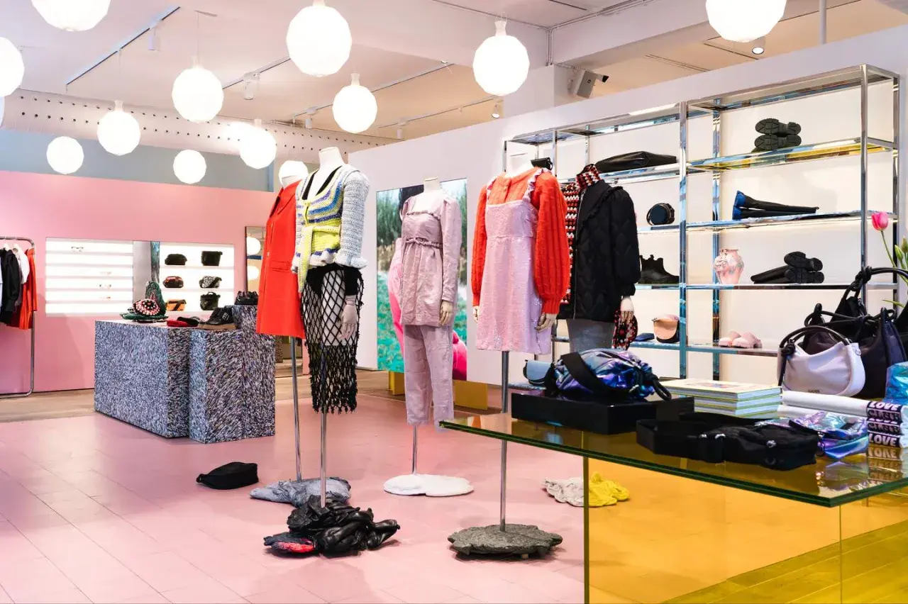 Färgglad butik i Stockholm med skyltdockor som visar kläder och accessoarer.