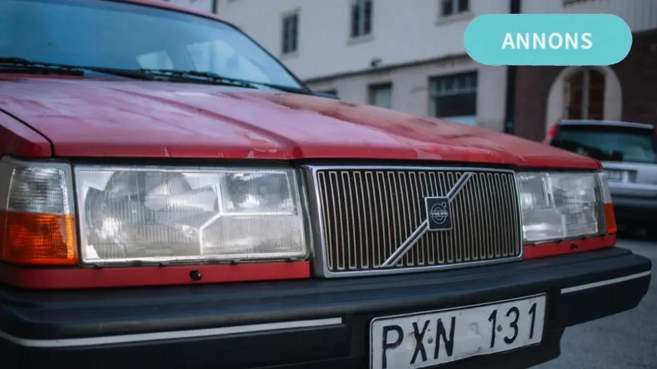 Röd Volvo med annons om billån med restskuld.