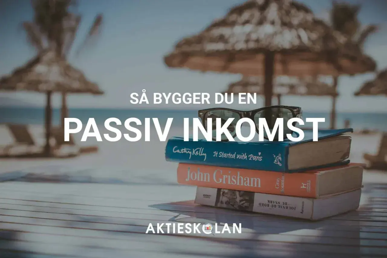 En hög med böcker och solglasögon på en strand, med texten "Så bygger du en passiv inkomst Sverige".