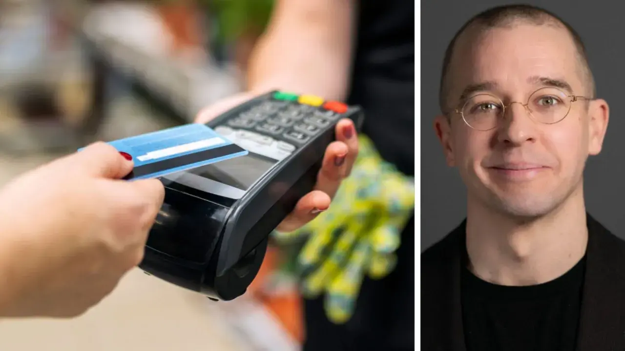 Kort dras genom betalterminal, en man med glasögon ler. Direkt avkastning på köpet.