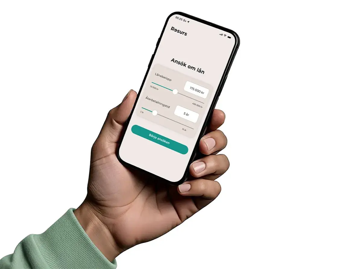 En hand håller en mobiltelefon där appen "Resurs" visar en ansökan om lån. Här kan man välja lånebelopp och återbetalningstid, vilket är ett sätt att se hur man får låna ut pengar privat.