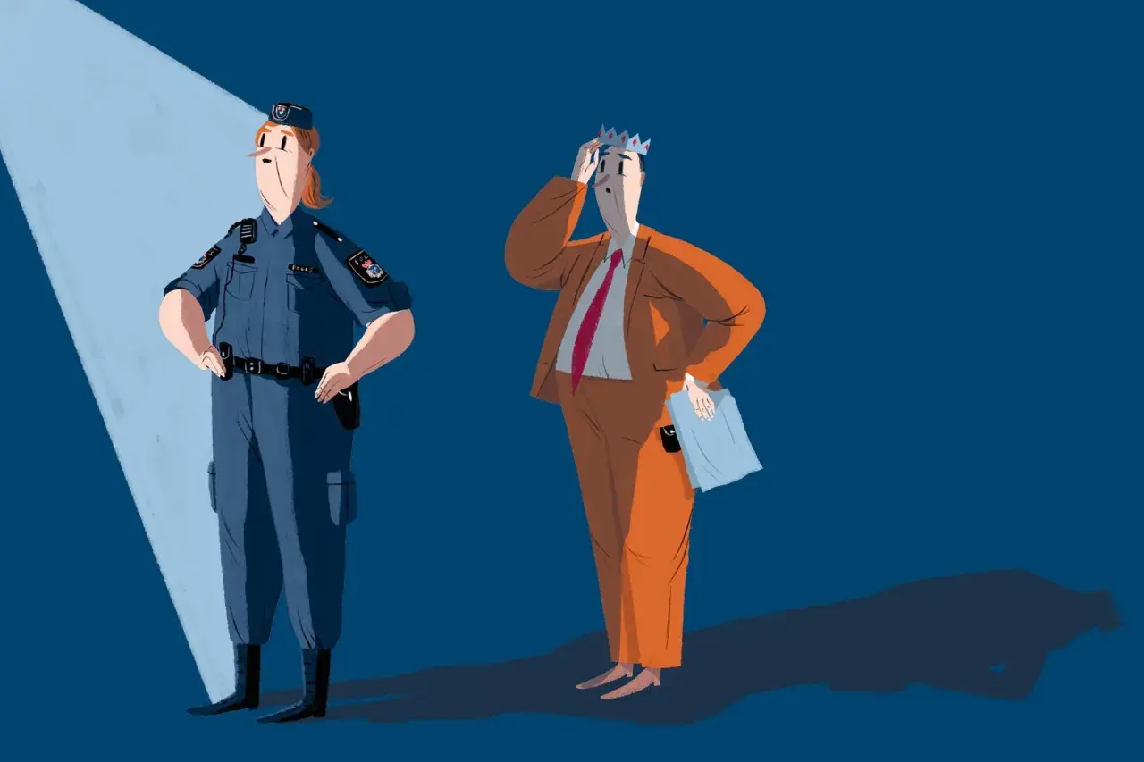 En utredare polisen står i strålkastarljus, bredvid en man med krona som kliar sig i huvudet.