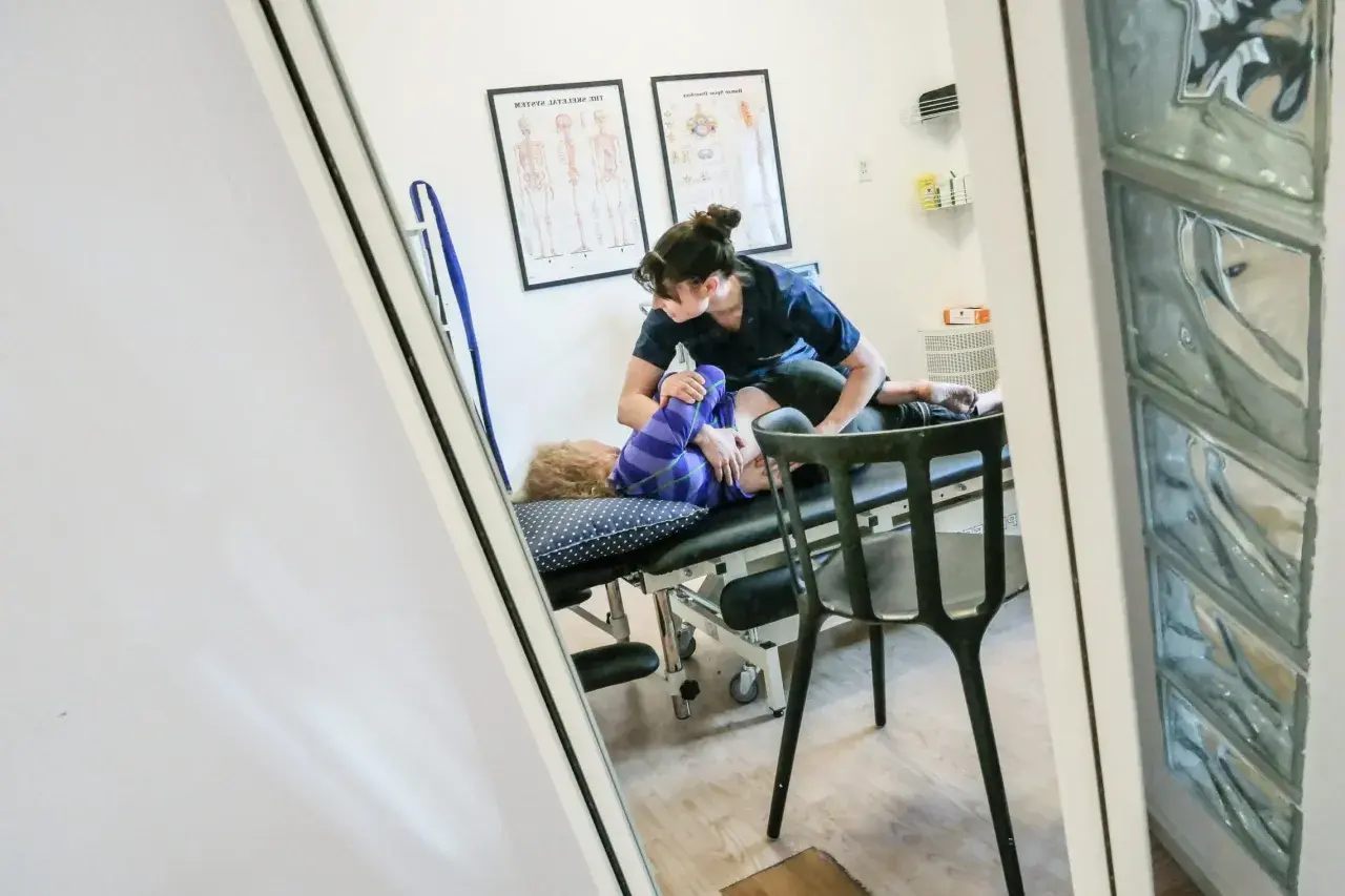 En naprapatutbildning ger kunskapen att hjälpa patienter. Här ses en naprapat som behandlar en patient på en brits.